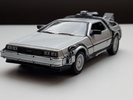 Nieuw schaal modelauto DeLorean Back to the Future 2 – Welly 1:24 - 1