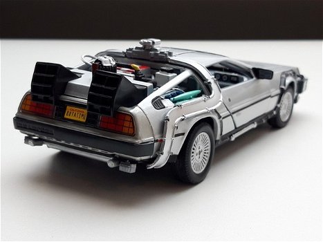 Nieuw schaal modelauto DeLorean Back to the Future 2 – Welly 1:24 - 2