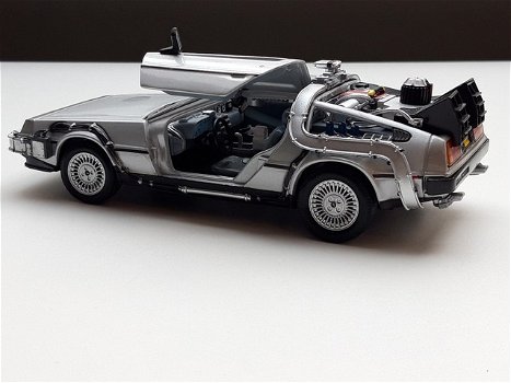 Nieuw schaal modelauto DeLorean Back to the Future 2 – Welly 1:24 - 5