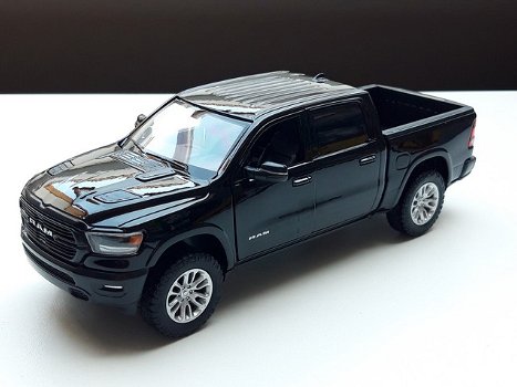 Nieuw modelauto Dodge Ram Crew Cab Laramie 2019 black – 1:27 19 cm Lang - 0