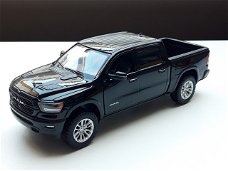 Nieuw modelauto Dodge Ram Crew Cab Laramie 2019 black – 1:27 19 cm Lang