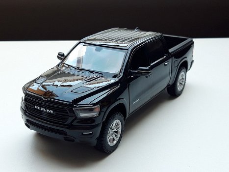 Nieuw modelauto Dodge Ram Crew Cab Laramie 2019 black – 1:27 19 cm Lang - 1