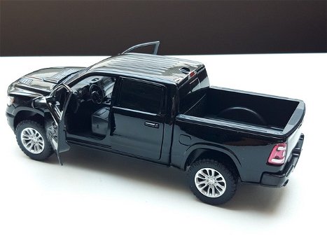 Nieuw modelauto Dodge Ram Crew Cab Laramie 2019 black – 1:27 19 cm Lang - 3