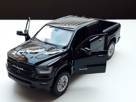 Nieuw modelauto Dodge Ram Crew Cab Laramie 2019 black – 1:27 19 cm Lang - 5