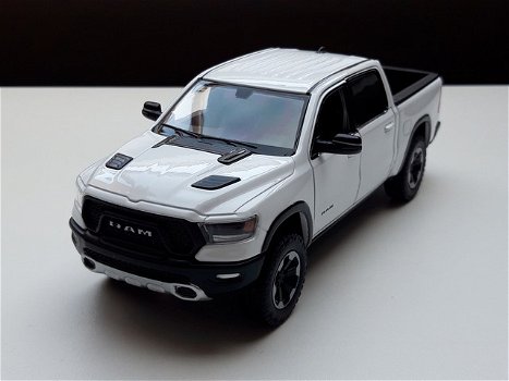 Modelauto Dodge Ram Crew Cab Rebel 2019 Wit – Motormax 1:27 = 19 cm lang - 1