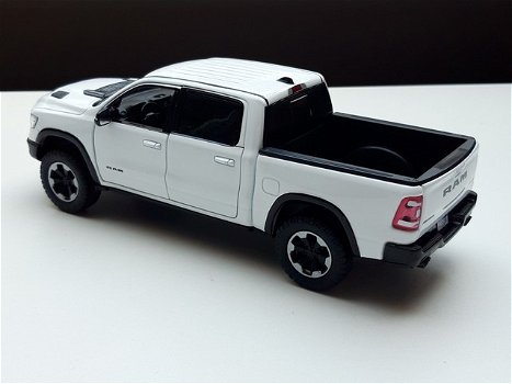 Modelauto Dodge Ram Crew Cab Rebel 2019 Wit – Motormax 1:27 = 19 cm lang - 2