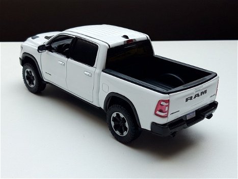 Modelauto Dodge Ram Crew Cab Rebel 2019 Wit – Motormax 1:27 = 19 cm lang - 3