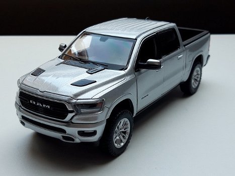 schaal model dodge ram crew cab laramie 2019 – zilver 1:27 19 cm lang - 2