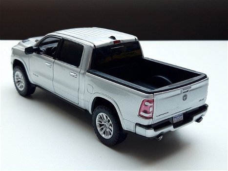 schaal model dodge ram crew cab laramie 2019 – zilver 1:27 19 cm lang - 3