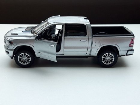 schaal model dodge ram crew cab laramie 2019 – zilver 1:27 19 cm lang - 5