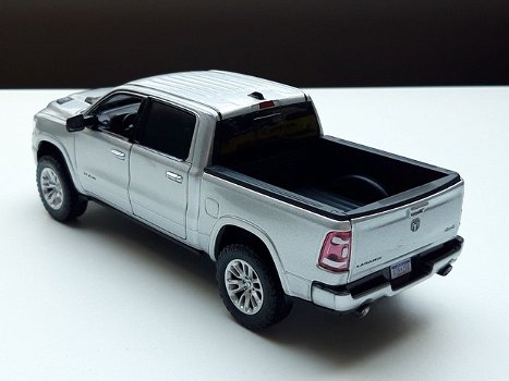 schaal model dodge ram crew cab laramie 2019 – zilver 1:27 19 cm lang - 6