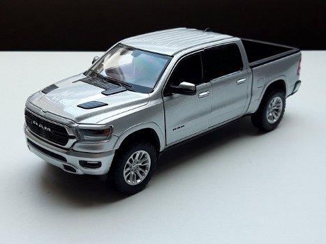 schaal model dodge ram crew cab laramie 2019 – zilver 1:27 19 cm lang - 7