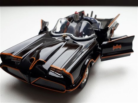 Batmobile “Batman Classic” + Batman and Robin figuur – modelauto Jada Toys 1:24 - 0