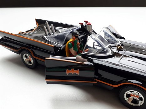 Batmobile “Batman Classic” + Batman and Robin figuur – modelauto Jada Toys 1:24 - 1