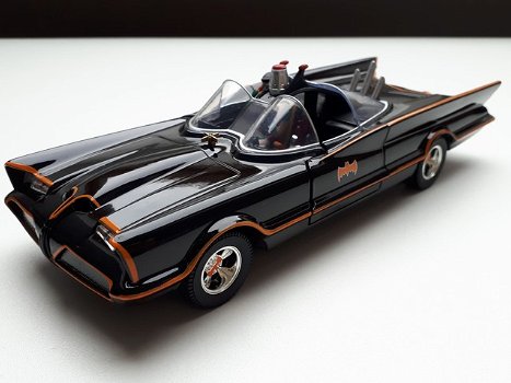 Batmobile “Batman Classic” + Batman and Robin figuur – modelauto Jada Toys 1:24 - 2