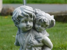 tuinbeeld , jongen en meisje