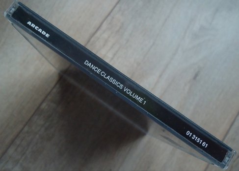 De originele verzamel-CD Dance Classics Volume 1 van Arcade. - 5