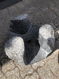 granieten waterbol , waterornament