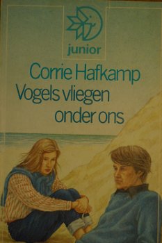 Vogels vliegen onder ons (Corrie Hafkamp) - 0