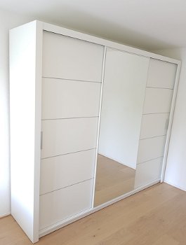 NIEUW Mat witte zweefdeur kledingkast met spiegeldeur Vasto 250 cm breed MONTAGESERVICE - 0