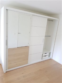NIEUW Mat witte zweefdeur kledingkast met spiegeldeur Vasto 250 cm breed MONTAGESERVICE - 2