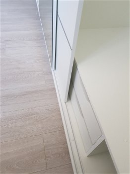 NIEUW Mat witte zweefdeur kledingkast met spiegeldeur Vasto 250 cm breed MONTAGESERVICE - 4