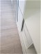 NIEUW Mat witte zweefdeur kledingkast met spiegeldeur Vasto 250 cm breed MONTAGESERVICE - 4 - Thumbnail