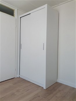 NIEUW Mat witte kledingkast Bobo B120 x D62 x H215 cm Incl. inhoud MONTAGE 70,- - 4