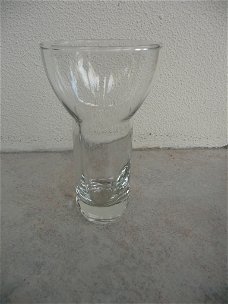 Vaas van glas voor een bol.