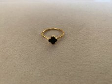 Gouden petite ring met zwarte klaver stainless steel maat 7