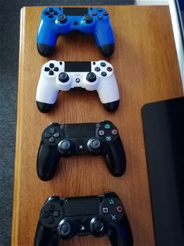 4 ps4 controllers - 0