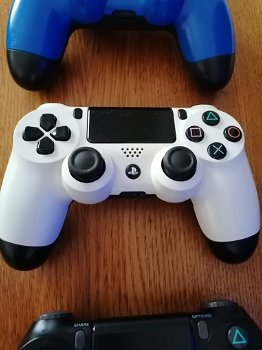 4 ps4 controllers - 1