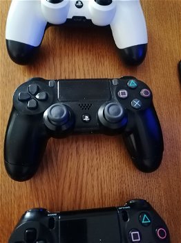 4 ps4 controllers - 2