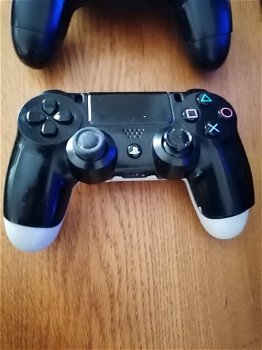 4 ps4 controllers - 3