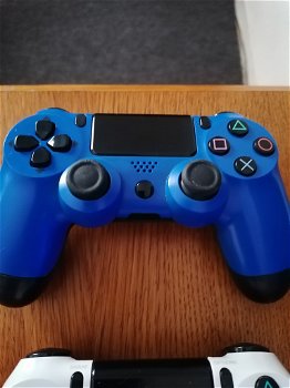 4 ps4 controllers - 4