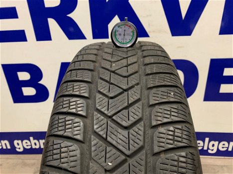 4x Pirelli winter autobanden 215/65/17 per stuk €50,- - 2