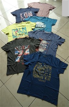 7 nieuwe T-shirts met V-hals in diverse kleuren (maat: XL).