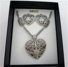 Leuke set van Mixit, geprijsd $ 24.00