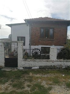 Huis met zomer keuken en garage in het dorp Dobrich