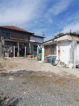 Huis met zomer keuken en garage in het dorp Dobrich - 2
