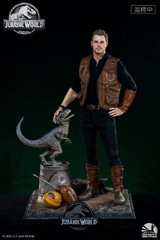 Infinity Studio Jurassic World Fallen Kingdom Owen and Baby Blue Statue