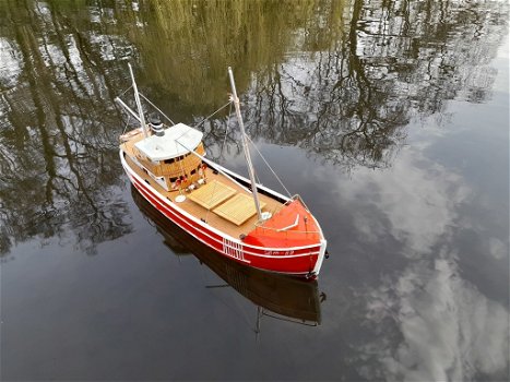 Mooie zeldzame RC Brixham trawler. Red Rose DM-89 1:50 80cm - 1