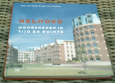 Helmond doorsneden in tijd en ruimte. ISBN 9053453091. - 0