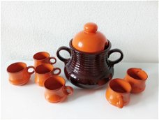 Grote retro schaal met 6 kopjes oranje bruin aardewerk