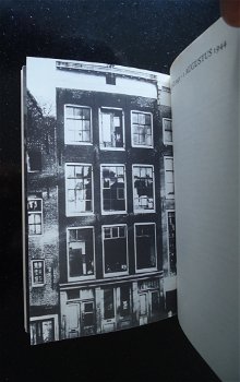 Het boek Het Achterhuis van Anne Frank (dagboekbrieven). - 2