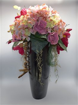 Stenen vaas met kunstbloemen (o.a. Hortensia's) - 3