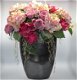 Stenen vaas met kunstbloemen (o.a. Hortensia's) - 4 - Thumbnail