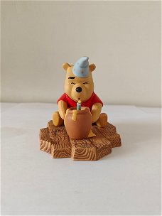 Disney Pooh & friends beeldje "Hip hip poohray for birthdays"