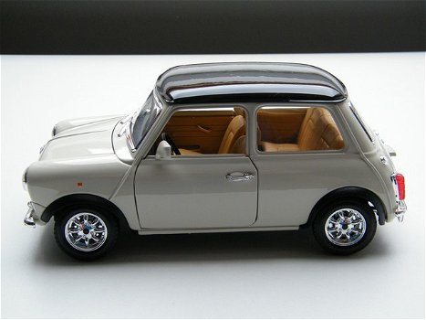 Nieuw modelauto Oldtimer Mini Cooper 1969 – Bburago 1:18 - 2