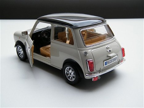 Nieuw modelauto Oldtimer Mini Cooper 1969 – Bburago 1:18 - 4
